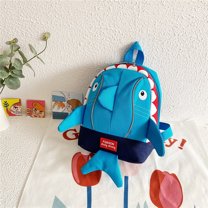 Sac-requin-5-1.jpg Sac à dos Enfants Design Requin Mignon Bleu Ciel – حقيبة أطفال برسوم القرش أزرق فاتح - الصورة 1