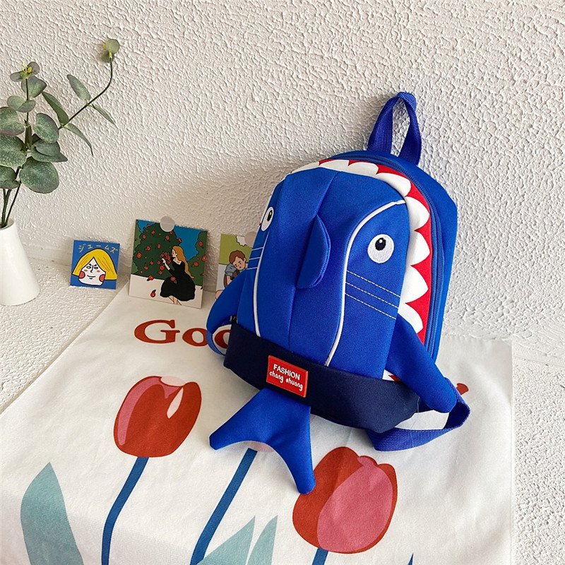 Sac-requin-6-1.jpg Sac à dos Enfants Design Requin Mignon Bleu – حقيبة أطفال برسوم القرش أزرق - الصورة 1